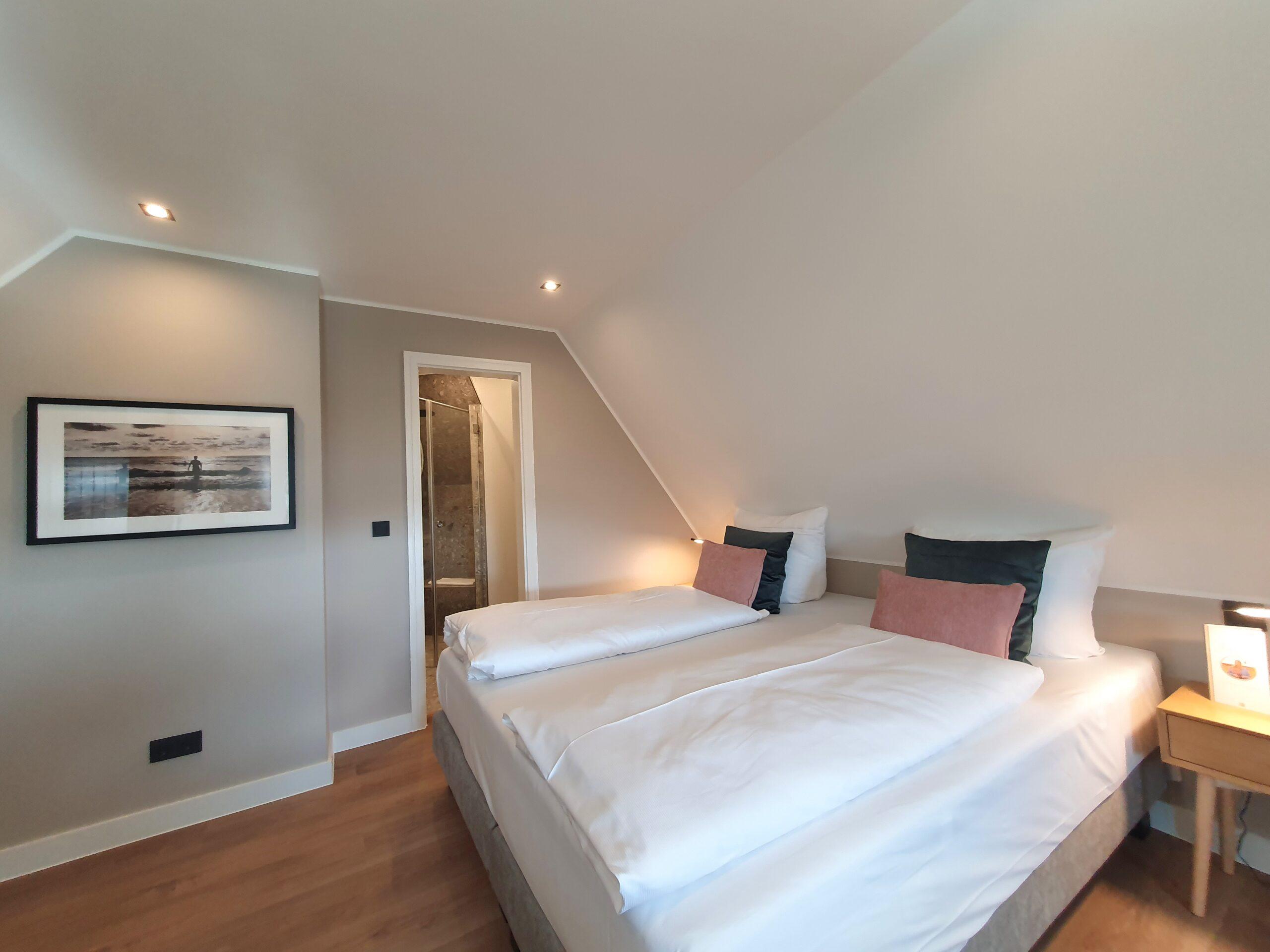 Schlafzimmer mit Doppelbett - Hotel Duene Residences 24