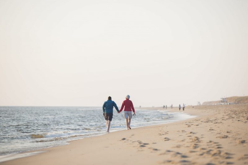 Päarchen spaziert am Strand auf Sylt in Rantum beim Hotel Duene Strandhotel Sylt in den Dünen