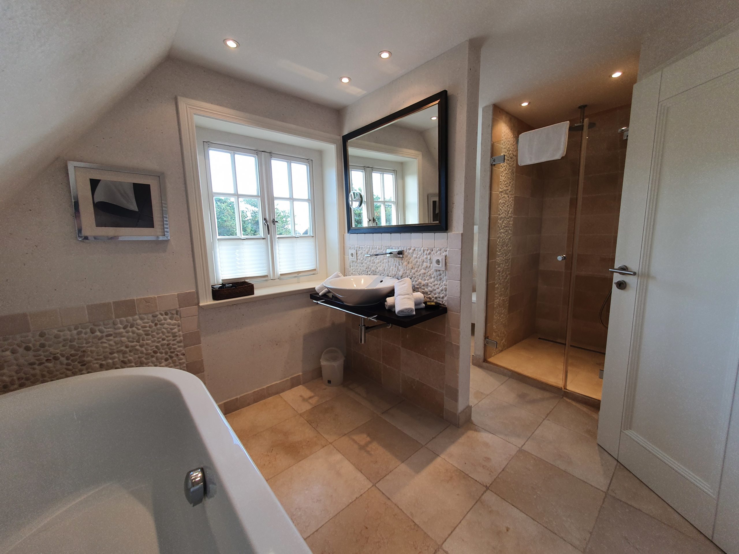 Modernes Bad mit großer Dusche in Sylt Hotel Duene