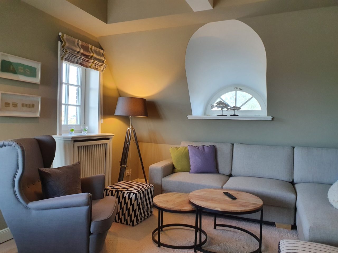 Sofa und sessel in wohnbereich der ferienwohnung sonnenhügel 2-2 appartement für paare sylt rantum