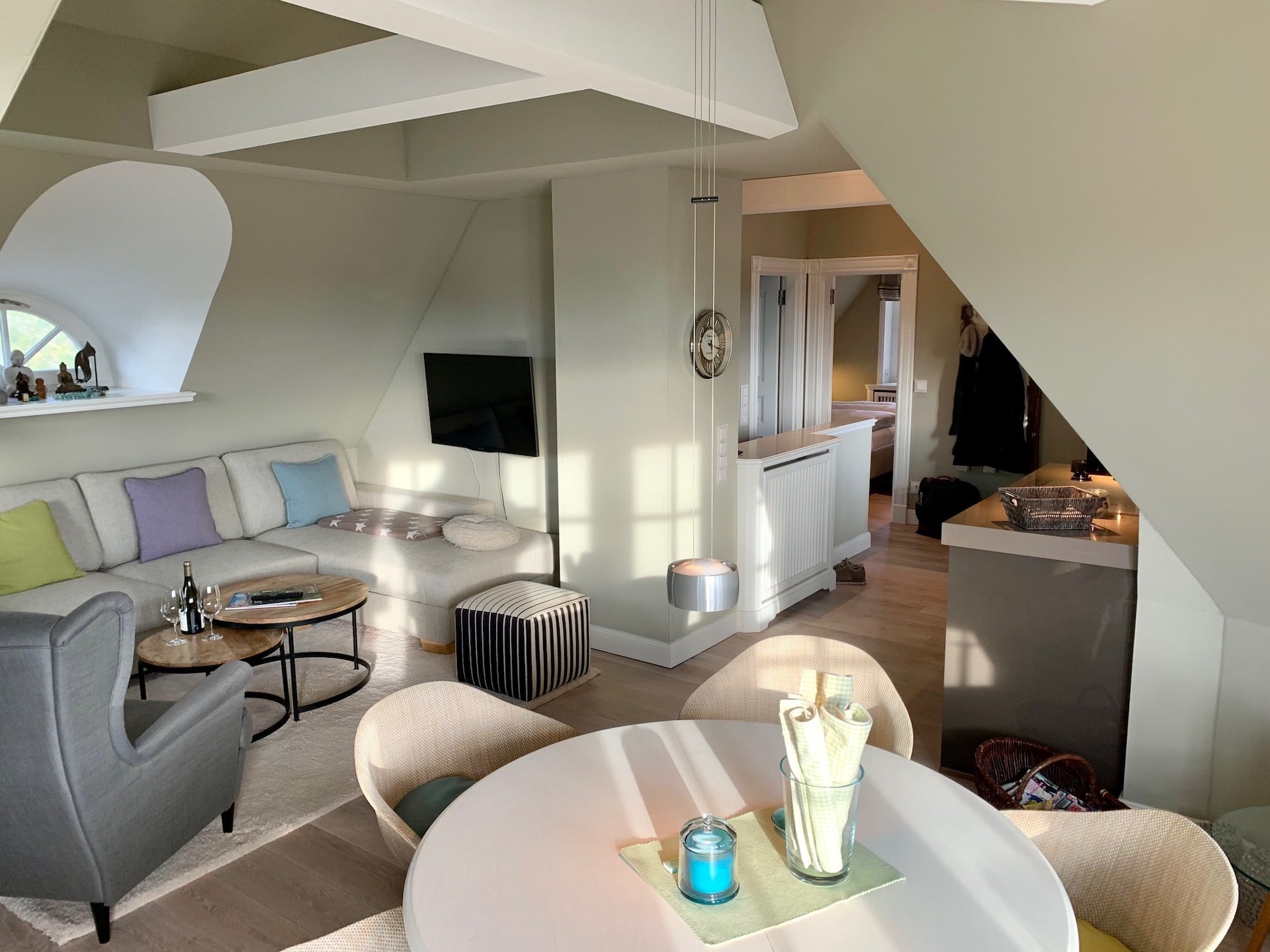 Wohnbereich "Sonnenhügel" mit Essküche in der Ferienwohnung in Rantum auf Sylt, betreut vom Hotel Düne