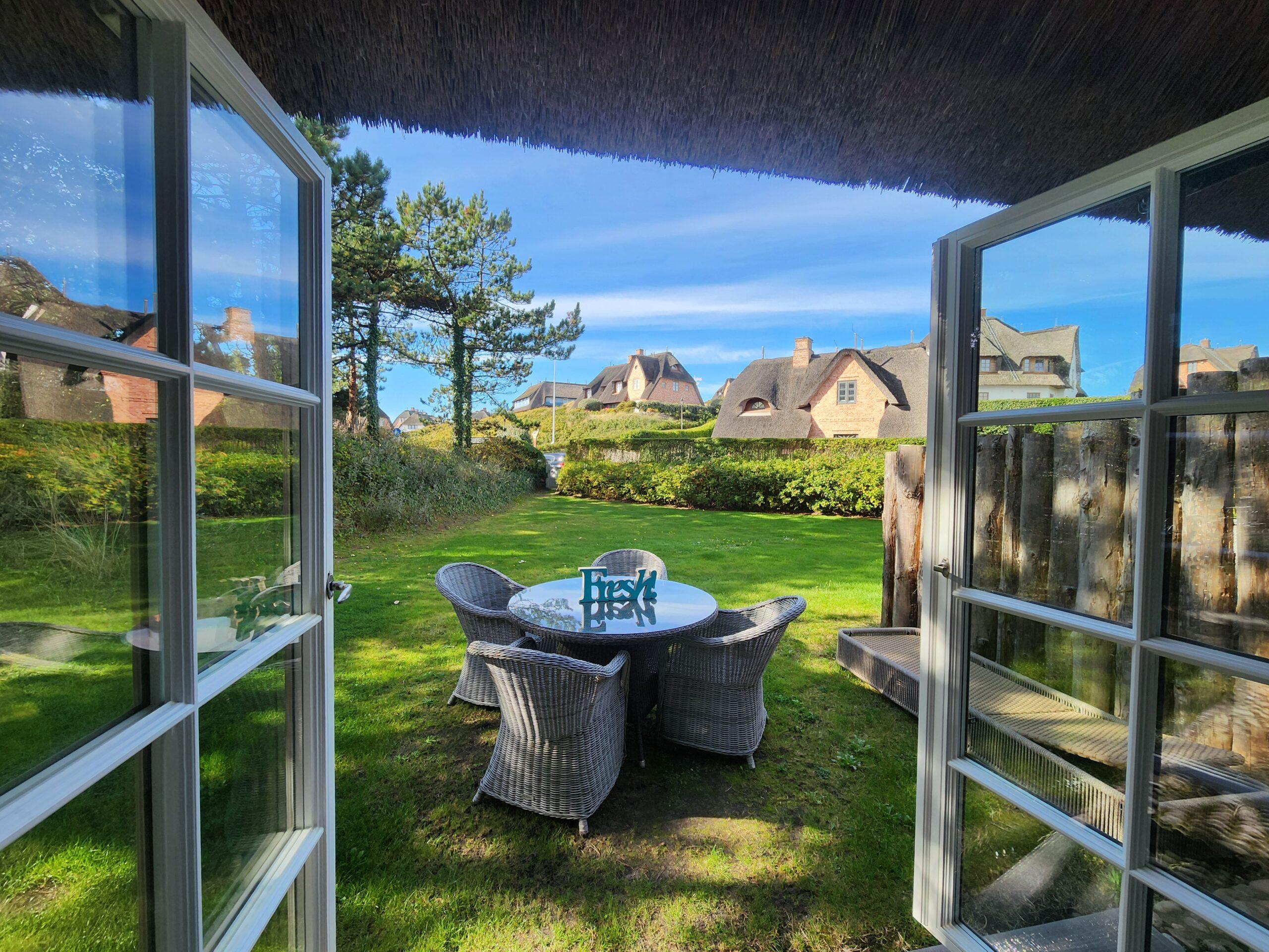 Ausblick aus der Suite 8 des Hotel Duene in den Garten mit Sitzbereich