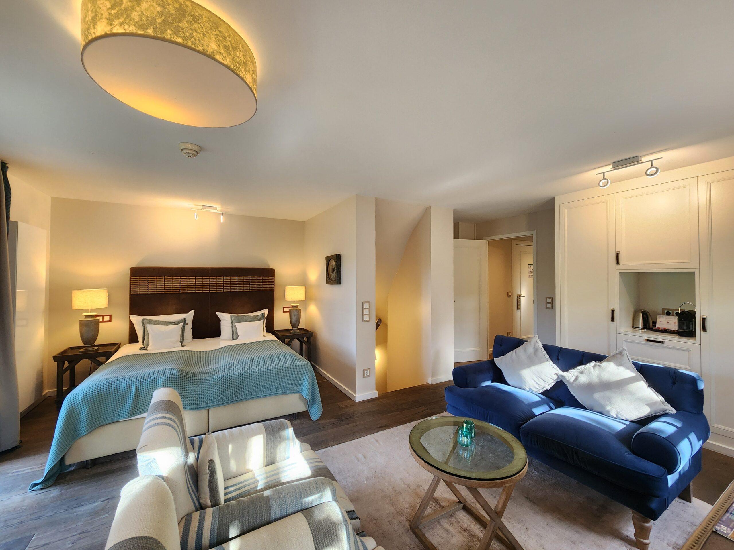 Offener Schlaf- und Wohnbereich der Suite 8 im Hotel Duene Sylt