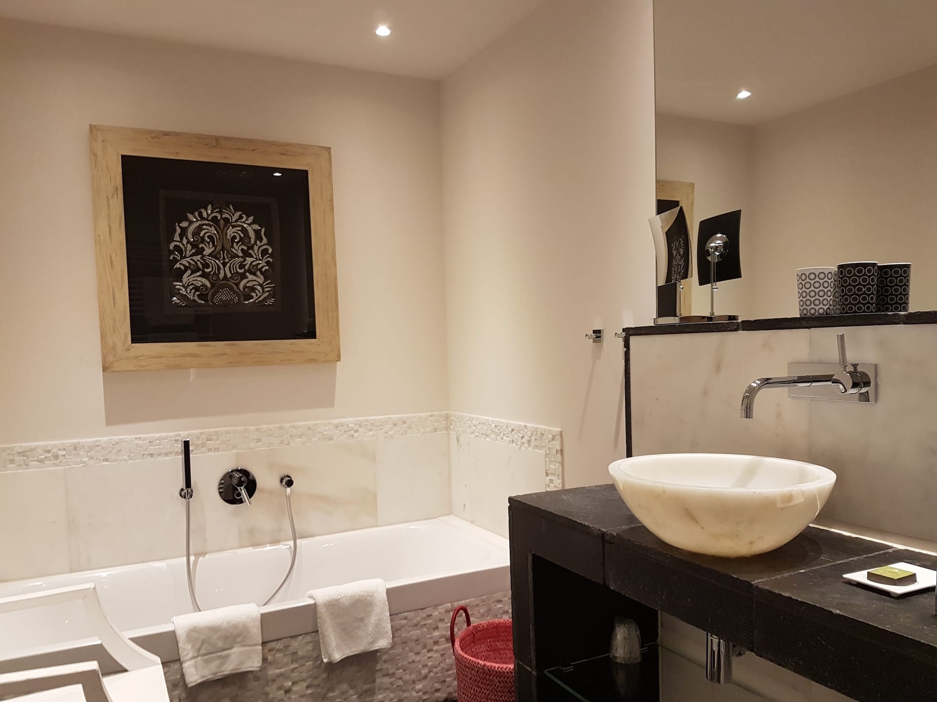 Badezimmer mit Waschtisch und Badewanne in Suite 7 im Hotel Duene Sylt Luxushotel