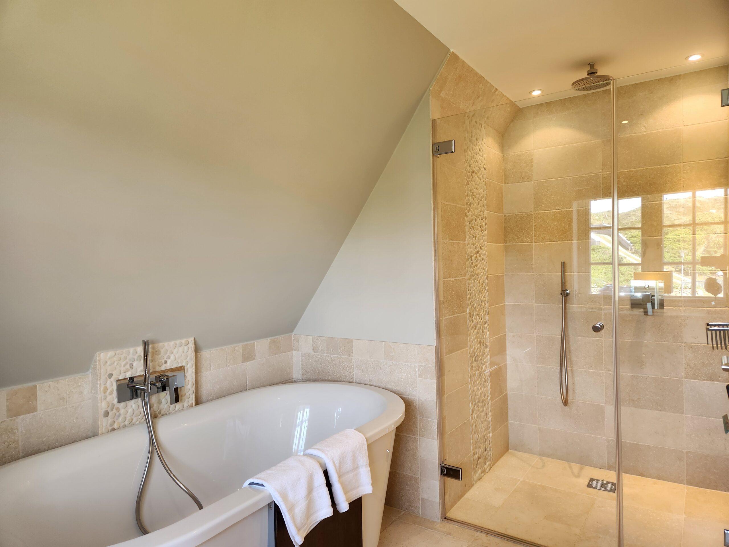 Hotel Duene Apartment Waashues Badezimmer mit Badewanne im OG