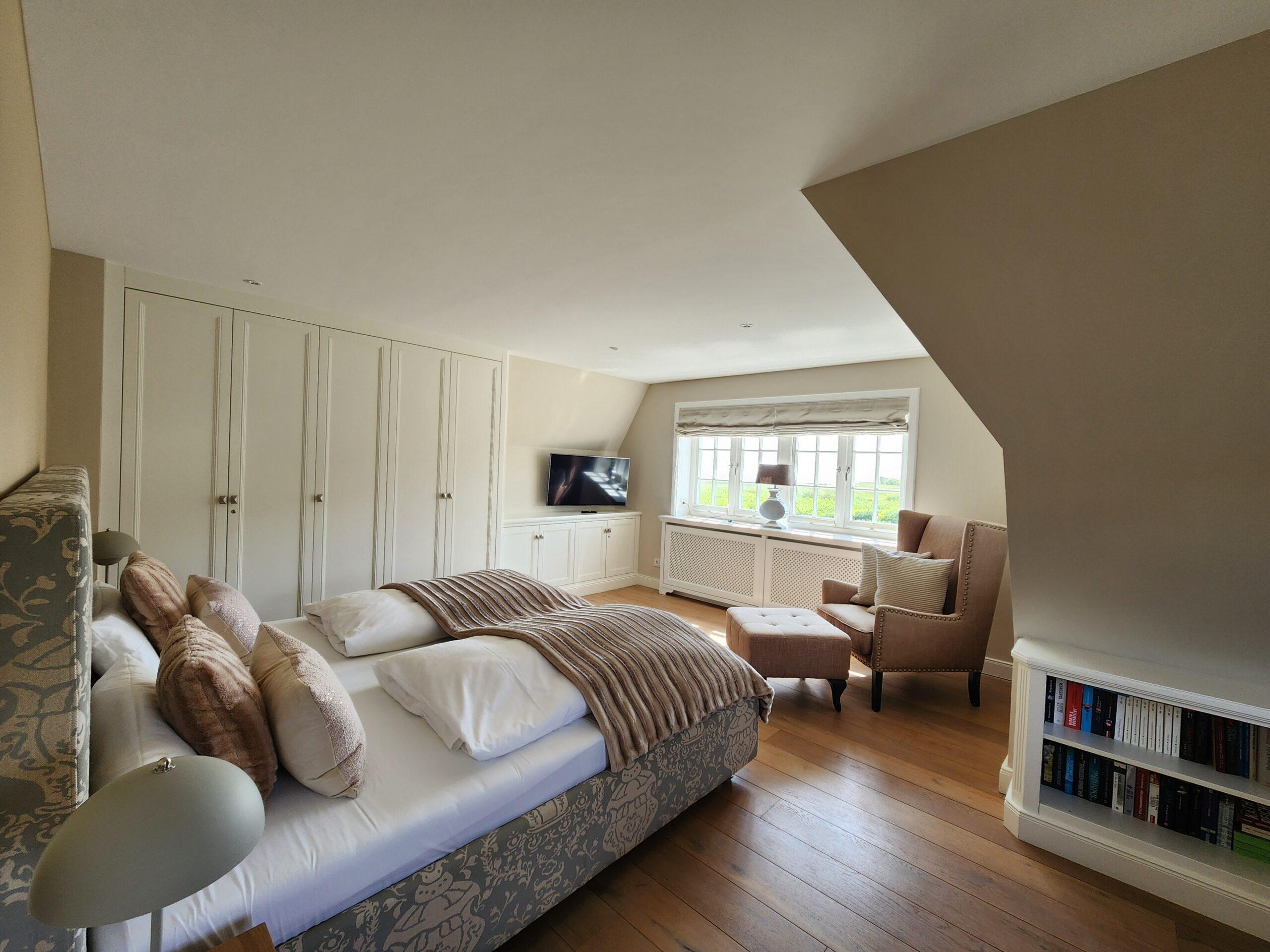 Hotel Duene Apartment Waashues Schlafzimmer mit Blick in die Dünen