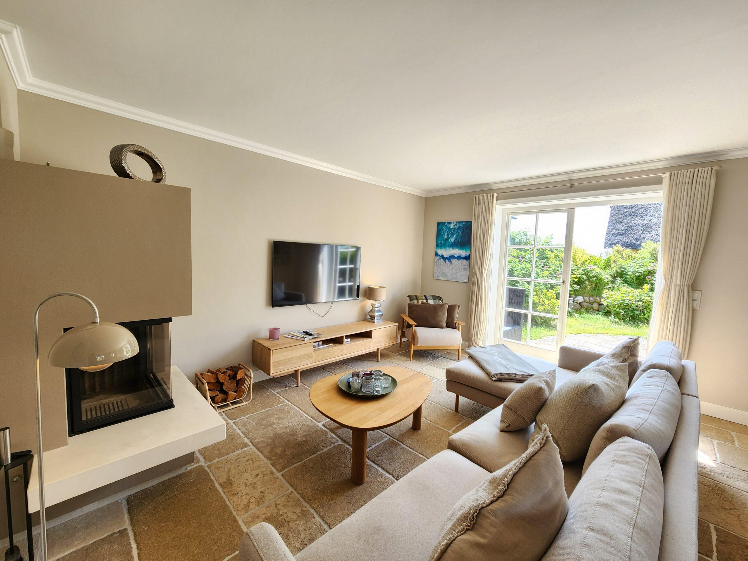 Hotel Duene Apartment Waashues Wohnzimmer mit Blick in den Garten