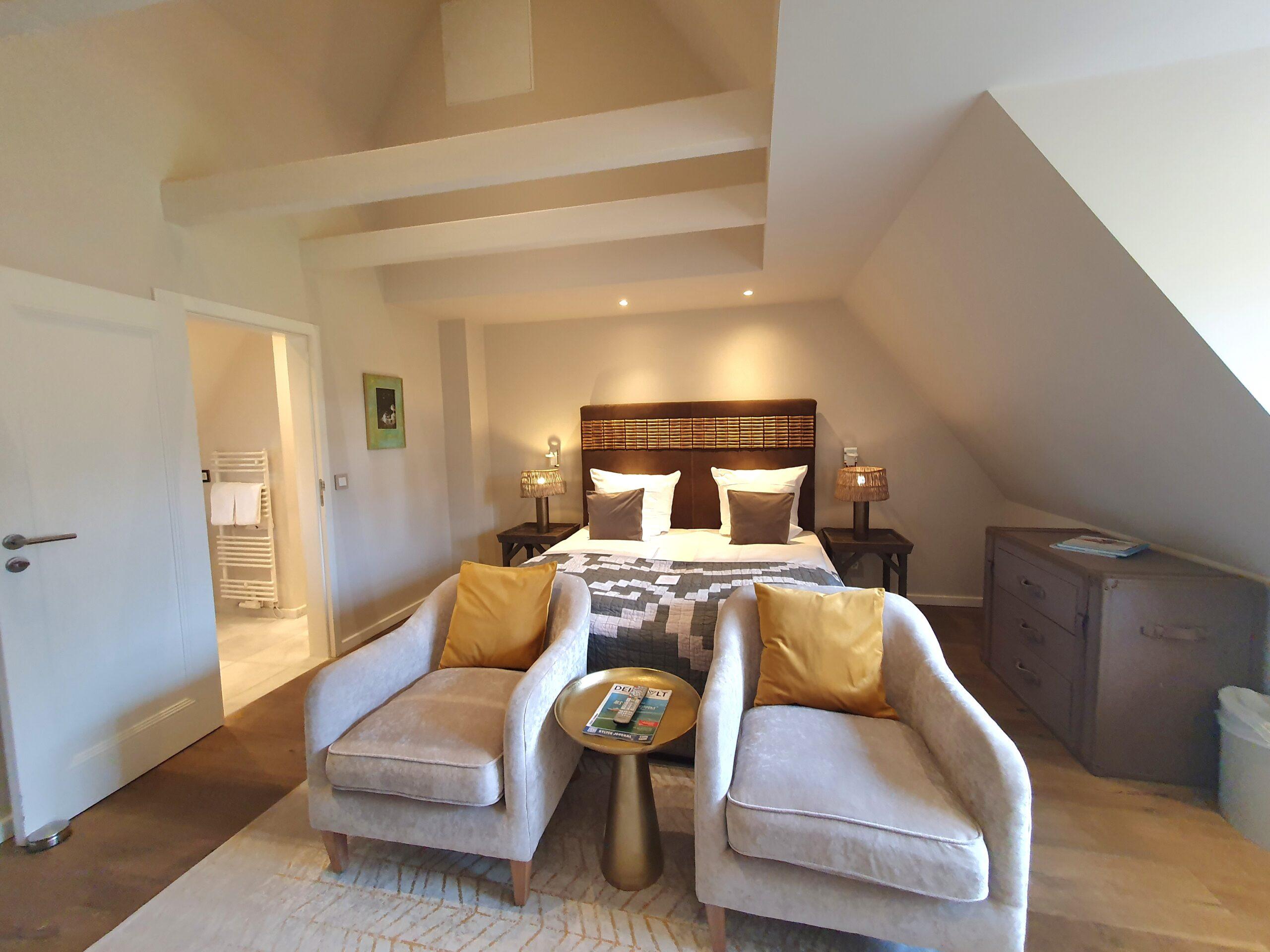 bett und sessel im zimmer 15 des hotel duene hotel auf sylt