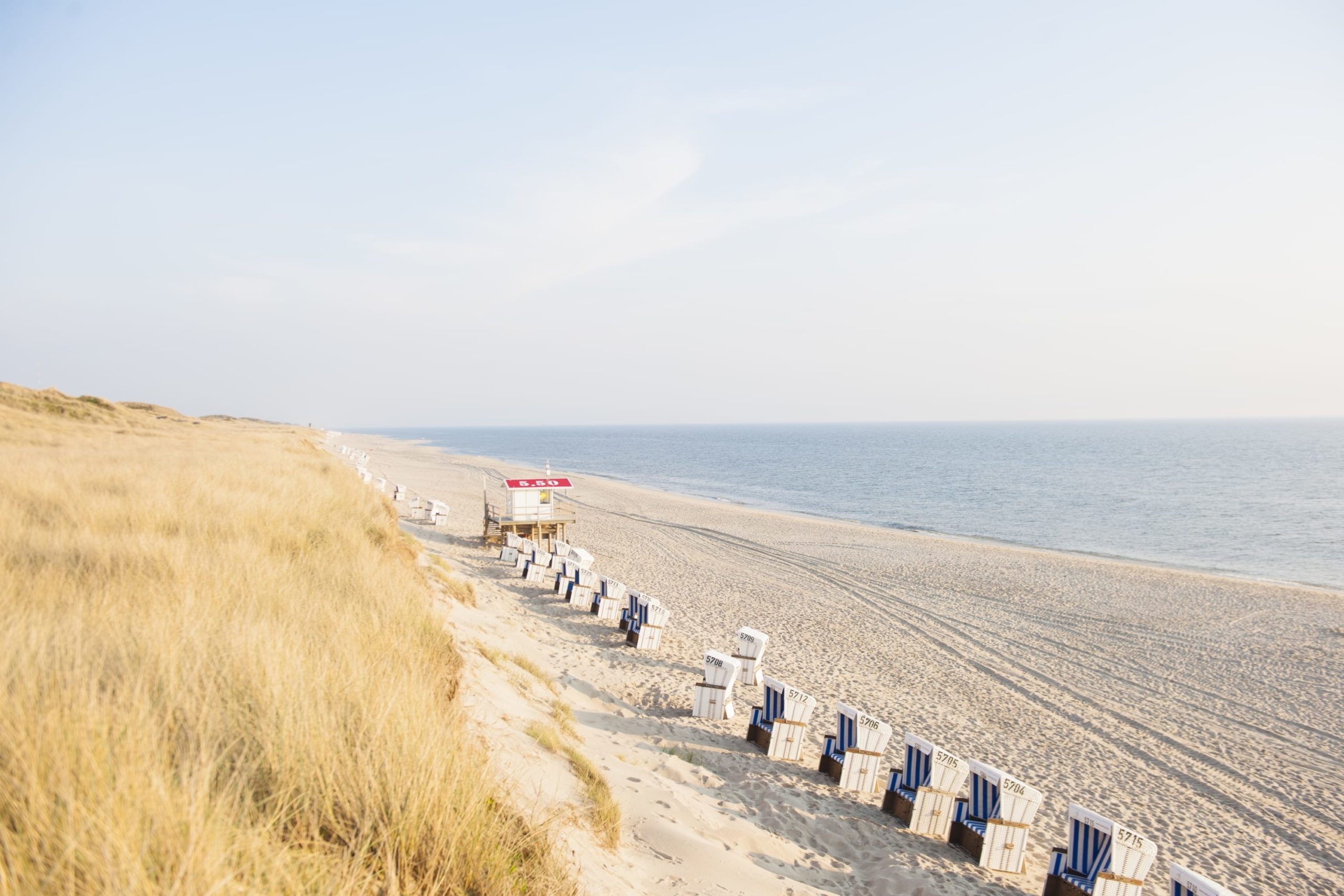 Hotel Strand und Meer in Rantum mit Düne und vielen Standkörben auf Sylt