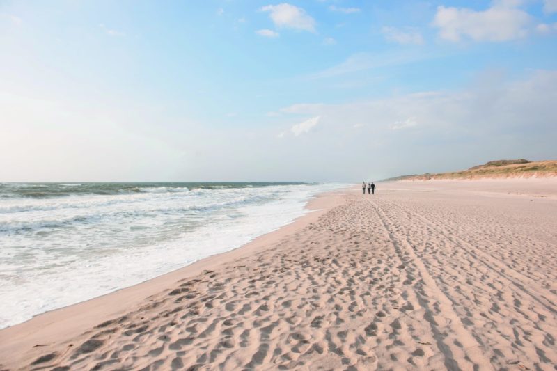 Spazieren am Strand auf Sylt Landhaus Rantum Hotel Restaurant